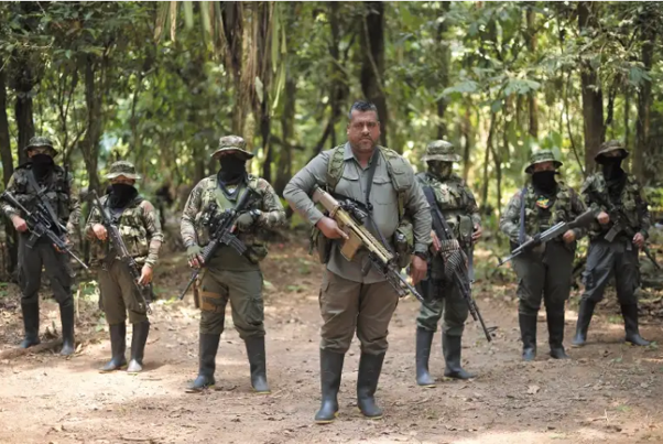 Photograph of Rojas from newspaper interview by Colombian news organization El Espectador https://www.elespectador.com/colombia-20/paz-y-memoria/paz-total-de-petro-entrevista-con-arana-jefe-de-los-comandos-de-frontera-de-segunda-marquetalia/