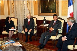 DEA Acting Administrator Leonhart, Ambassador Fannin, Dominican President Leonel Fernandez, and ONDCP Director Walters meet at the Dominican Presidential Palace. 
