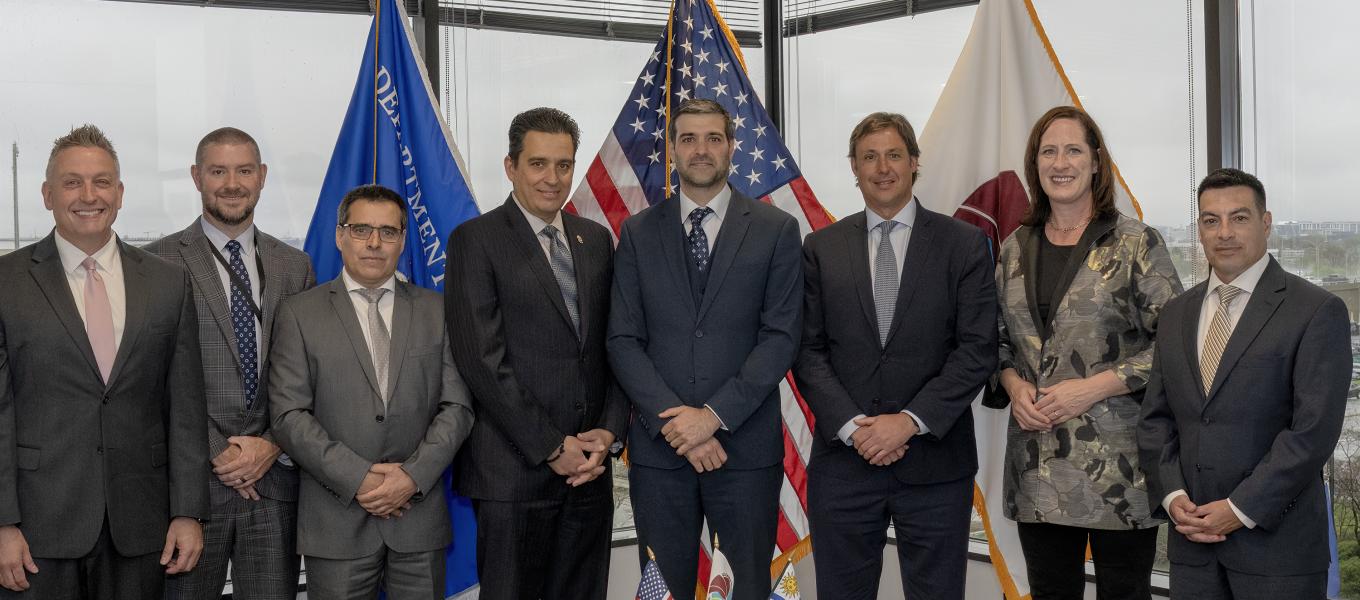 Group photo of members of Uruguay Interior Ministry and US DEA