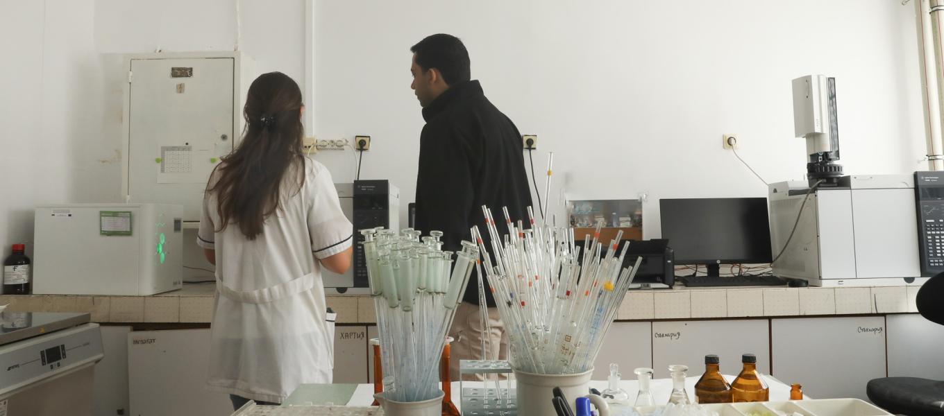 DEA Senior Forensic Chemist Jonathan Duffy training chemists from the Ministry of the Interior and the National Customs Agency