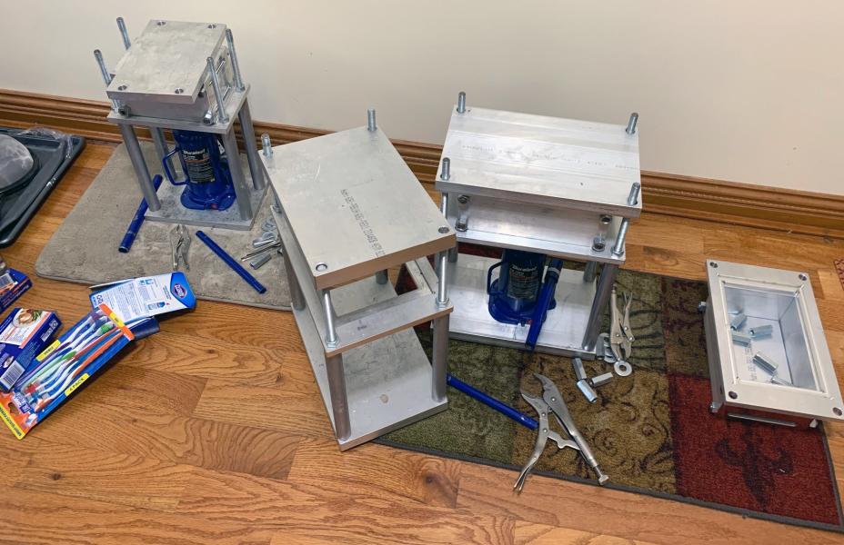 Kilogram presses seized in apartment