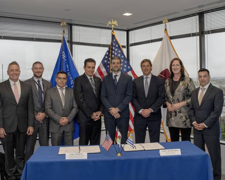 Group photo of members of Uruguay Interior Ministry and US DEA