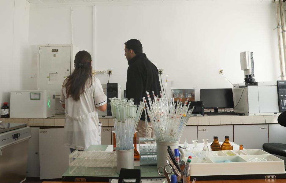 DEA Senior Forensic Chemist Jonathan Duffy training chemists from the Ministry of the Interior and the National Customs Agency