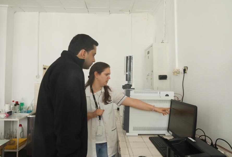 DEA Senior Forensic Chemist Jonathan Duffy training chemists from the Ministry of the Interior and the National Customs Agency