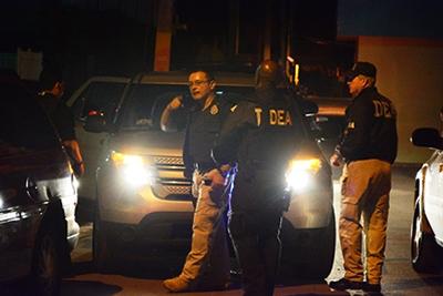 PRPD-DEA Task Force Lieutenant Ruben Lorenzo briefs DEA supervisors on the progress of the arrest operation. 